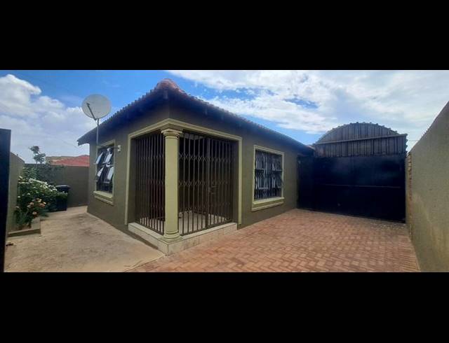 4 BEDROOM HOUSE FOR SALE IN MEADOWLANDS